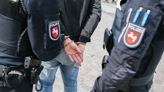 Der 23-Jährige konnte nur durch einen Warnschuss gestoppt werden. (Themenbild) | NDR, Julius Matuschik Mann wird verhaftet.