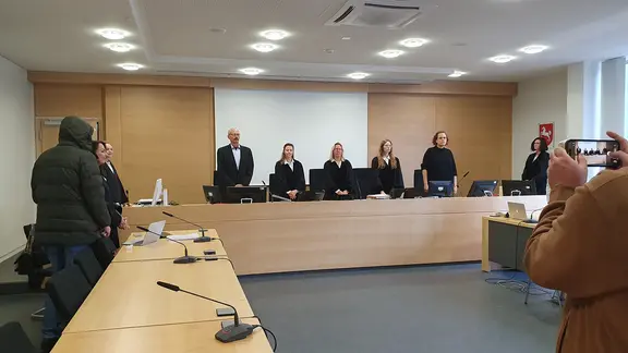 Ein Angeklagter steht zu Beginn der Verhandlung in einem Gerichtssaal. | NDR/Susanne Schäfer Ein Angeklagter steht zu Beginn der Verhandlung in einem Gerichtssaal.