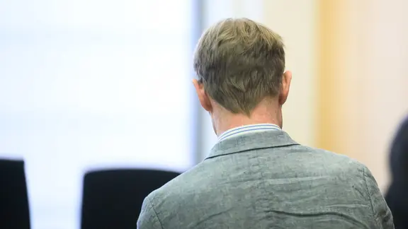 Der Angeklagte Christian B. steht im Gerichtssaal im Landgericht Braunschweig.