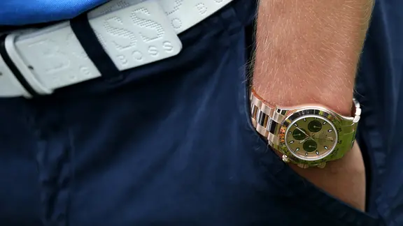 Die Polizei warnt vor dem Kauf hochwertiger Uhren unbekannter Herkunft. Der Erwerb könnte den Straftatbestand der Hehlerei erfüllen. | dpa, Rolf Vennenbernd Eine goldene Armbanduhr der Marke Rolex (Themenbild).