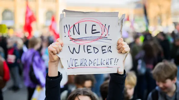 Niedersachsen, Hannover: Teilnehmer einer Demonstration zum bundesweiten Schulstreik gegen die Wehrpflicht versammeln sich in der Innenstadt. | dpa-Bildfunk, Julian Stratenschulte Niedersachsen, Hannover: Teilnehmer einer Demonstration zum bundesweiten Schulstreik gegen die Wehrpflicht versammeln sich in der Innenstadt.
