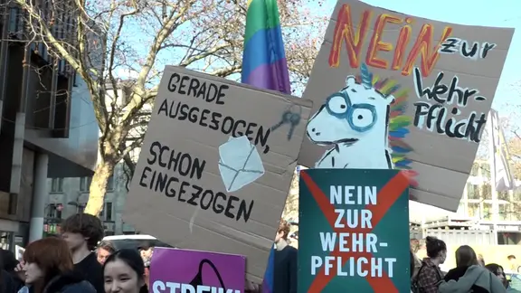 Schülerinnen und Schüler streiken in Hannover gegen die Wehrpflicht | TeleNewsNetwork Schülerinnen und Schüler streiken in Hannover gegen die Wehrpflicht