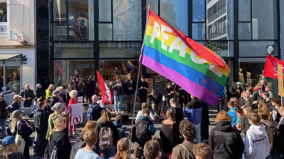 Schülerinnen und Schüler in Braunschweig demonstrieren gegen die geplante Wehrpflicht | NDR, Janek Wiechers Schülerinnen und Schüler in Braunschweig demonstrieren gegen die geplante Wehrpflicht