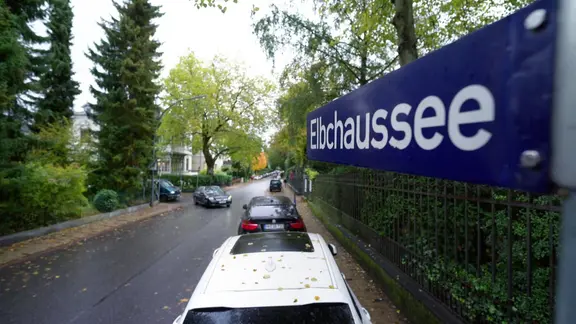 Ein Straßenschild zeigt den Namen der Straße: Elbchaussee. | Screenshot Ein Straßenschild zeigt den Namen der Straße: Elbchaussee.