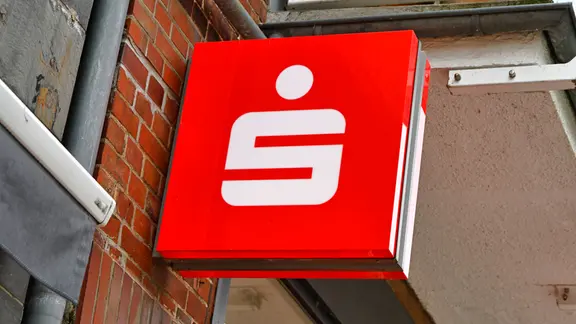Schild einer Sparkasse. | IMAGO / Christian Ohde Schild einer Sparkasse.