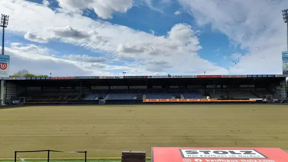 Die Nordtribüne auf der Gegenseite des Holstein-Stadions wird zuerst erneuert und künftig zur neuen Haupttribüne. | NDR, Marc-Kevin Kramhöft Die Nordtribüne im Holstein-Stadion.