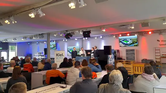 Die Verantwortlichen von Stadt und Baufirma stellten etwa 100 Interessierten die nächsten Schritte beim Umbau des Holstein-Stadions vor. | NDR, Marc-Kevin Kramhöft ...