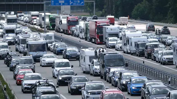 Autos und Lkw stehen auf der A7 im Stau.