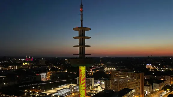 Im bunten Licht erstrahlt der Telemoritz in Hannover. | NDR, Svenja Nanninga Im bunten Licht erstrahlt der Telemoritz in Hannover.