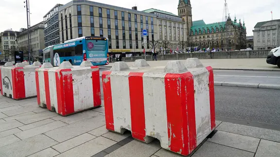 Terrorsperren in Hamburg - im Hintergrund das Rathaus