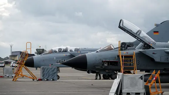 Mehrere Tornados stehen auf einem Rollfeld. | NDR, Carsten Salzwedel Mehrere Tornados stehen auf einem Rollfeld.