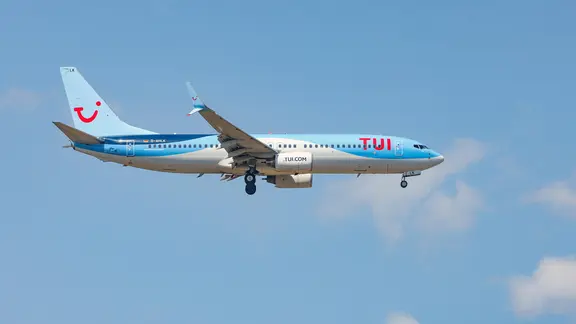 Ein Flugzeug der Fluggesellschaft TUI, Boeing 737-8K5, in der Luft. | picture alliance/Rene Traut Fotografie, Rene Traut Ein Flugzeug der Fluggesellschaft TUI, Boeing 737-8K5, in der Luft.
