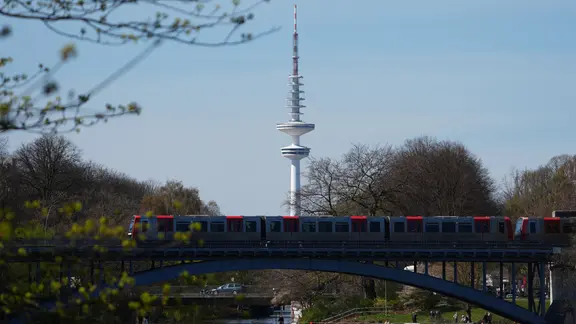 Die U3 fährt im Hamburger Stadtteil Hohenfelde. 