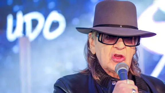 Udo Lindenberg mit schwarzer Brille und dunklem Hut singt bei einem Konzert in Hamburg | Christoph Reichwein/dpa +++ dpa-Bildfunk ++ Udo Lindenberg mit schwarzer Brille und dunklem Hut singt bei einem Konzert in Hamburg