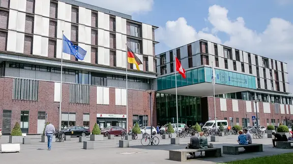 Das Hautpgebäude und der Haupteingang des Universitätsklinikums Hamburg-Eppendorf (UKE). 