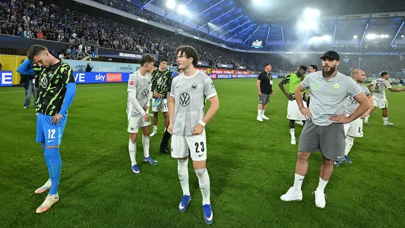 Spieler des VfL Wolfsburg stehen nach dem Spiel auf dem Spielfeld (25. Mai 2026) | picture alliance/dpa, Swen Pförtner Spieler des VfL Wolfsburg stehen nach dem Spiel auf dem Spielfeld (25. Mai 2026)