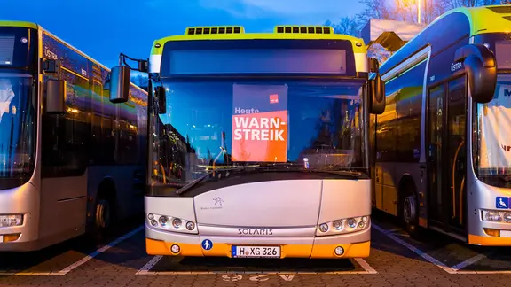 Busse stehen auf einem Betriebshof der hannoverschen Verkehrsbetriebe Üstra | Moritz Frankenberg/dpa Busse stehen auf einem Betriebshof der hannoverschen Verkehrsbetriebe Üstra
