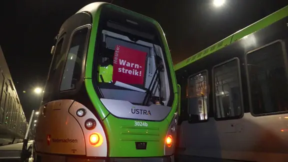 Eine Bahn steht während eines Warnstreiks in Hannover im Depot. | Nord-West-Media TV Eine Bahn steht während eines Warnstreiks in Hannover im Depot.