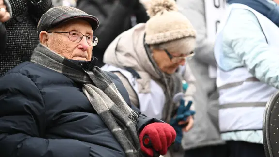 Leer: Der Holocaust-Überlebende Albrecht Weinberg (99) sitzt vor der Bühne und hört sich die Redebeiträge an bei der Demonstration gegen Rechtsextremismus und für Demokratie.