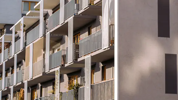 Wohnhaus mit Balkonen.