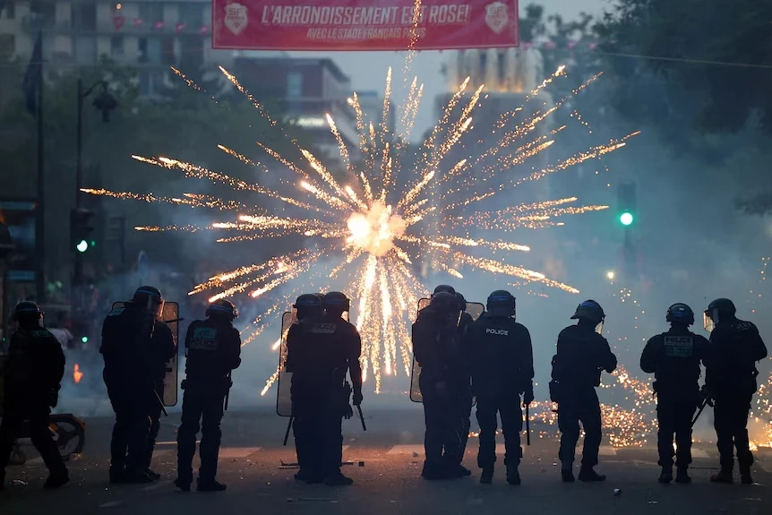 Schreckliche Ausschreitungen in Frankreich nach dem Champions-League-Sieg von PSG: Fast 800 Festnahmen, 1 Toter.