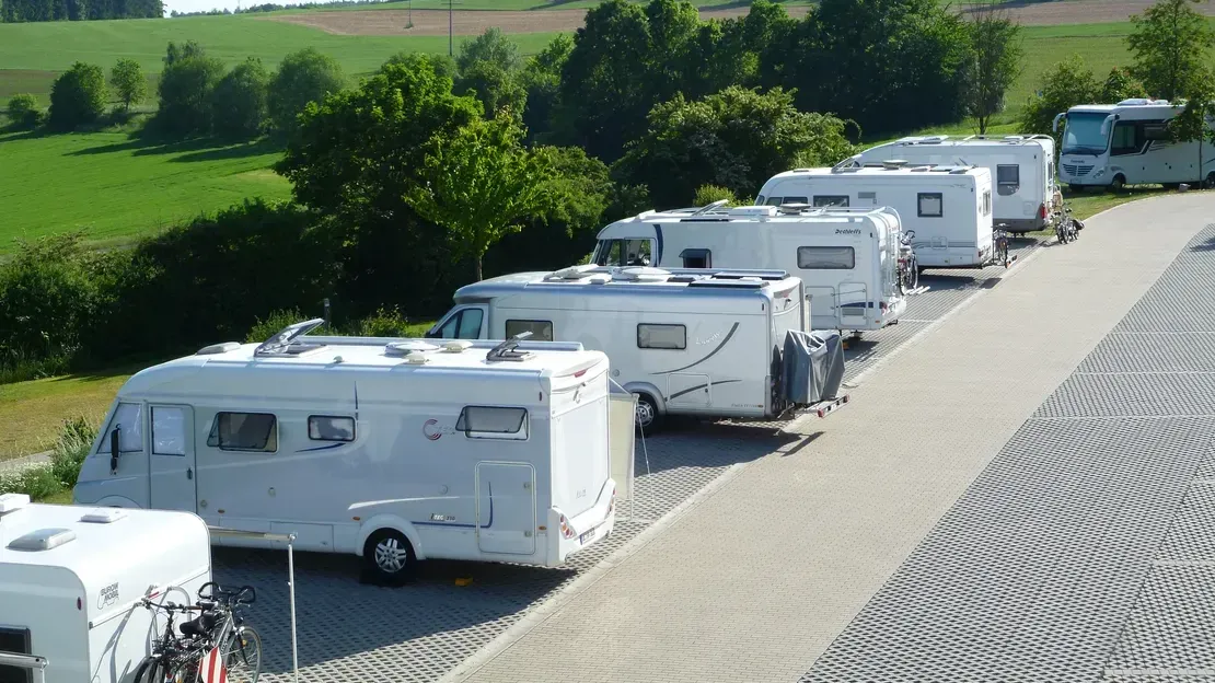 Wohnmobile auf dem Campingplatzes Großbüchlberg (Archivbild): Jeder Stellplatz bietet einen traumhaften Ausblick ins Grüne. Wohnmobile auf dem Campingplatzes Großbüchlberg (Archivbild): Jeder Stellplatz bietet einen traumhaften Ausblick ins Grüne.