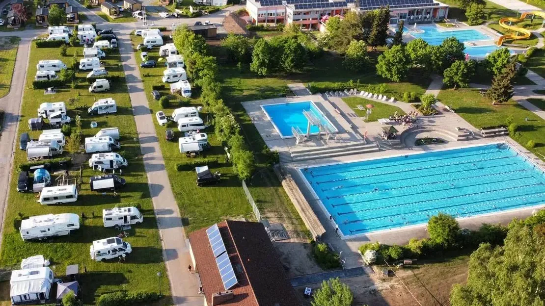 Campingpark Nabburg in der Oberpfalz (Archivbild): Der Stellplatz liegt direkt an der Naab und grenzt an das öffentliche Freibad Perschen – ein Pluspunkt für sommerliche Aufenthalte. Campingpark Nabburg in der Oberpfalz (Archivbild): Der Stellplatz liegt direkt an der Naab und grenzt an das öffentliche Freibad Perschen – ein Pluspunkt für sommerliche Aufenthalte.