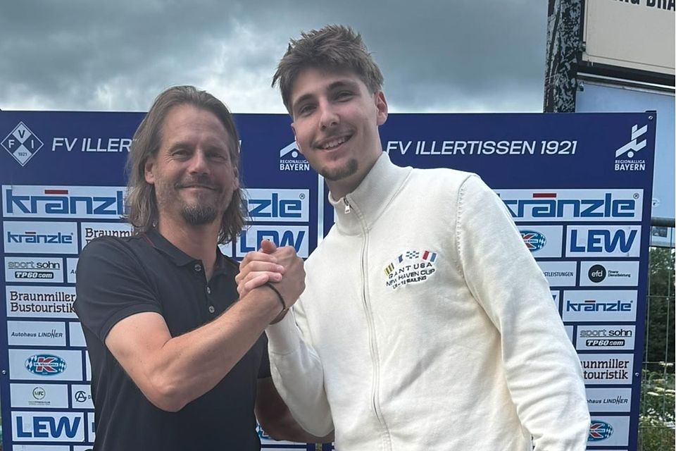 Illertissens Sportlicher Leiter Jochen Schmitt (li.) begrüßt Ben Kronenberg