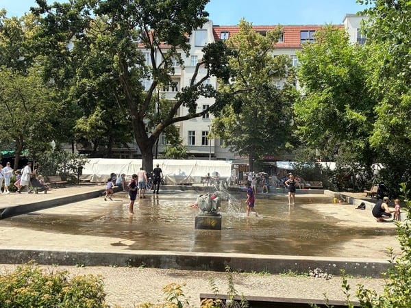Hitze Berlin Boxhagener Platz Springbrunnen