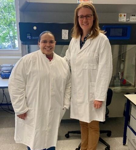 Die Veterinärinnen María José Zúñiga (Escuela de Medicina Veterinaria, Universidad Nacional in Heredia, Costa Rica) und Dr. Louise Herms (LAVES, Lebensmittel- und Veterinärinstitut Braunschweig/Hannover) beim Laborrundgang in Hannover
