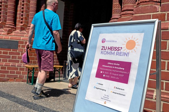 Die Passionskirche am Kreuzberger Marheinickeplatz ist eine von wenigen Kirchen, die an der Berliner Hitzehilfe für obdachlose Menschen teilnimmt. Geöffnet ist sie dann Montag bis Mittwoch von 13 bis 18 Uhr.