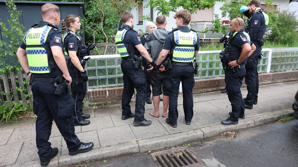 Die Polizei hat den Mann mit Handschellen fixiert und umstellt