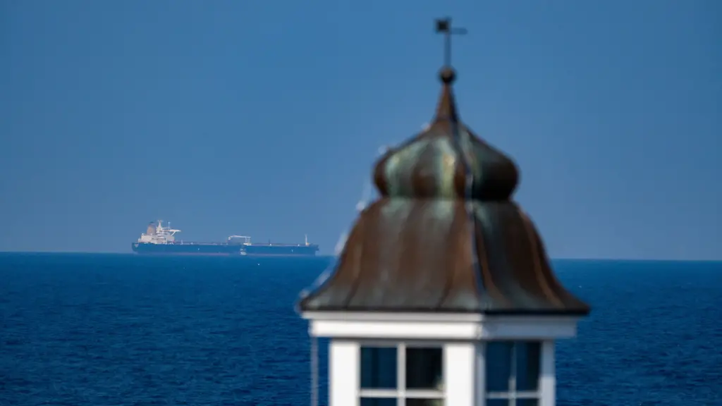 Blick-auf-den-Tanker-Eventin-vor-der-Kueste-der-Insel-Ruegen