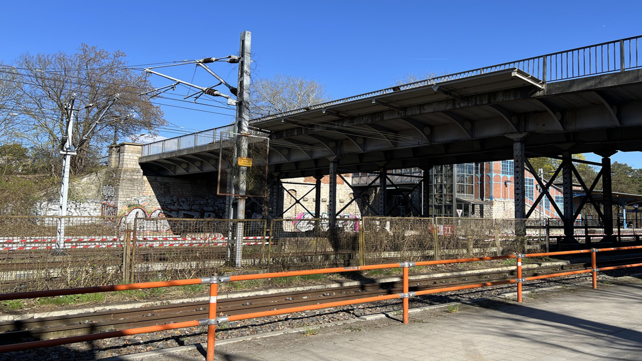 Die Köpenicker-Allee-Brücke an der Rudolf-Rühl-Allee in Köpenick führt über S-Bahn- und Fernbahngleise.