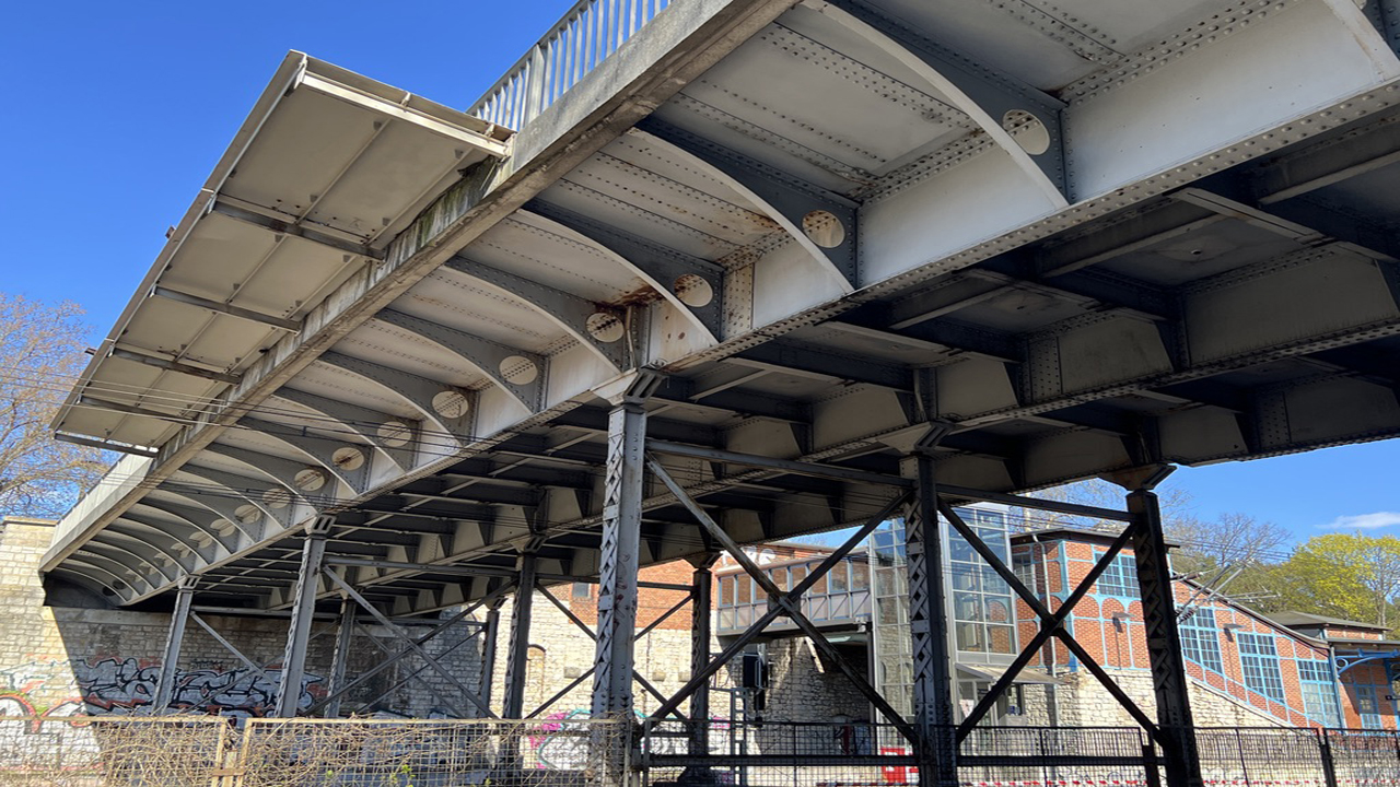 Die Unterkonstruktion der Köpenicker-Allee-Brücke an der Rudolf-Rühl-Allee in Köpenick zeigt Stahlträger, Querstreben und sichtbare Korrosion.