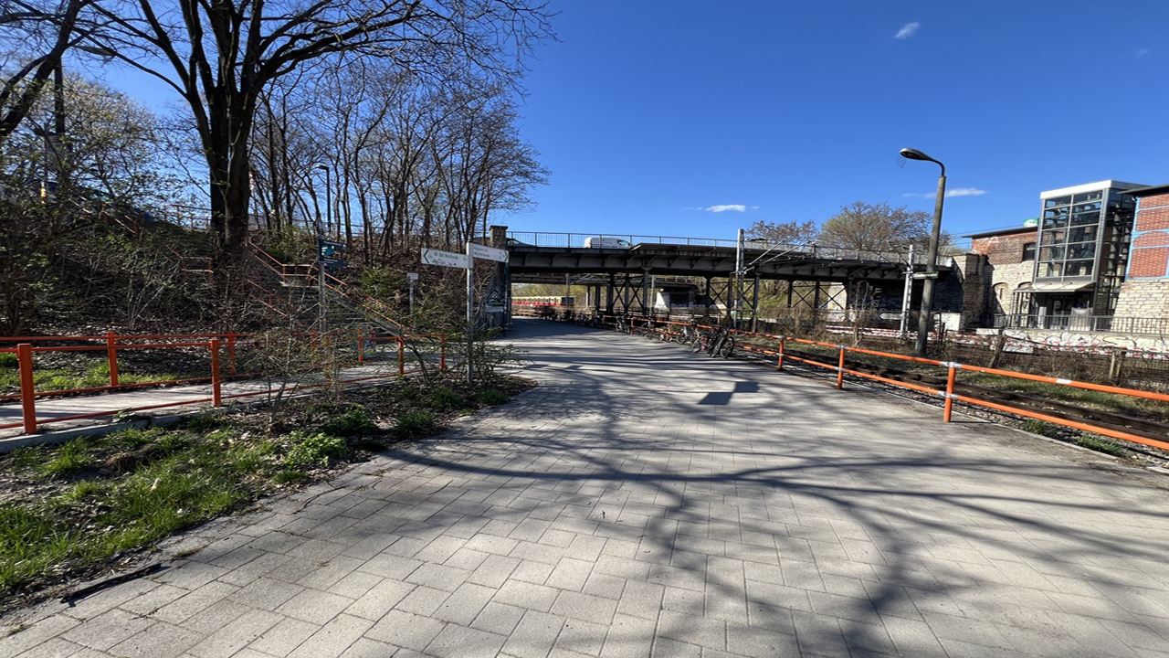 Ein Fuß- und Radweg unter der Köpenicker-Allee-Brücke an der Rudolf-Rühl-Allee in Köpenick verbindet den S-Bahnhof Wuhlheide mit dem Umfeld.