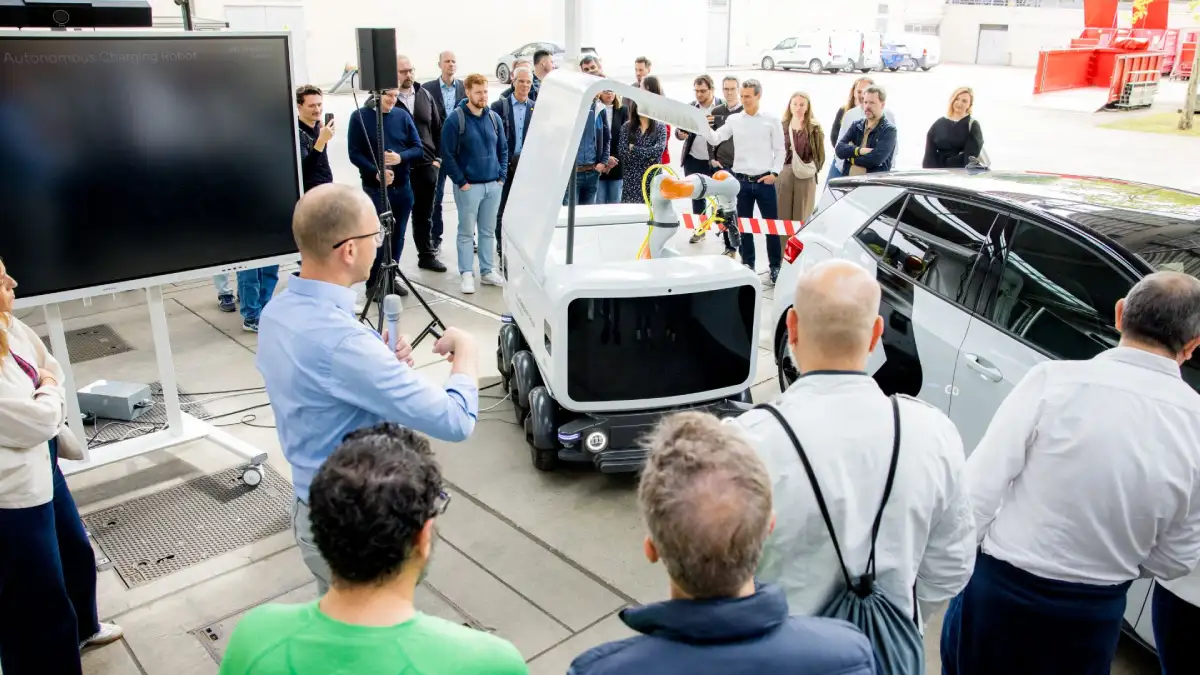 Der mobile Laderoboter während einer Präsentation in der VW-Manufaktur Dresden. Foto: Jan Rieger für "Mobilities for EU" via LHD