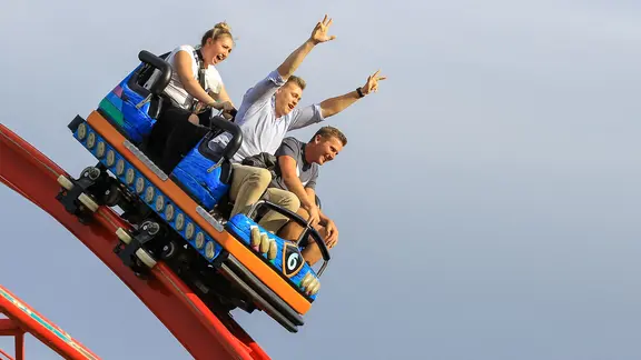 Gruppe in einer Achterbahn | picture alliance / Photoshot Gruppe in einer Achterbahn