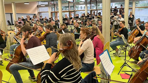Schon bei den Proben ging es hoch und runter. | NDR.de/Miriam Stolzenwald Orchester probt