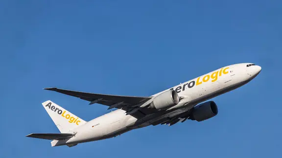 Flugzeug | IMAGO / Arnulf Hettrich Flugzeug