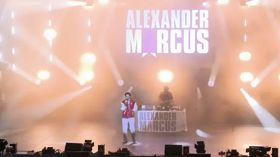 "Der Hundi Hundi wau wau, Hundi wau wau..." Alexander Marcus Songs sorgen bei vielen auf der Kieler Woche für gute Stimmung und bei manchen für Stirnrunzeln. | NDR Alexander Marcus bei einem Konzert auf der Rathausbühne bei der Kieler Woche 2026
