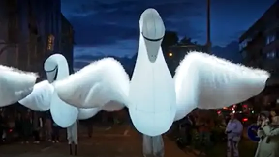 Eine riesige weiße Möwe (als Kunstfigur beim Straßenfest Altonale) bei einem Fest in Hamburg | NDR Screenshot Eine riesige weiße Möwe (als Kunstfigur beim Straßenfest Altonale) bei einem Fest in Hamburg