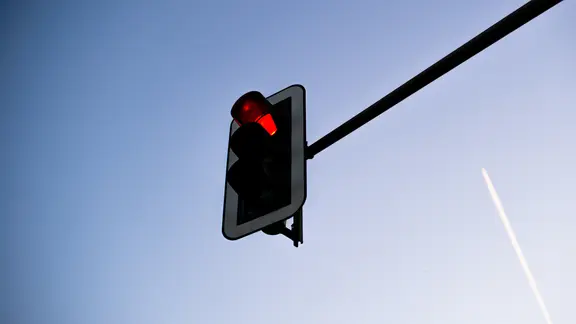 Eine rote Ampel vor dem blauen Himmel. | picture alliance / Robert Schlesinger, Robert Schlesinger Eine rote Ampel vor dem blauen Himmel.
