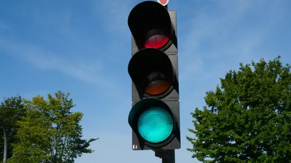 Für den Start des Projekts gibt die Landesnahverkehrsgesellschaft knapp drei Millionen Euro Fördergelder. (Themenbild) | NDR, Peer-Axel Kroeske Eine Ampel zeigt Grün.
