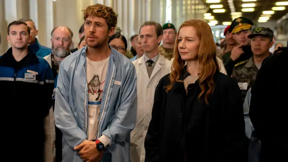 Ryan Gosling als Ryland Grace und Sandra Hüller als Eva Stratt in einer Szene des Films "Der Astronaut - Project Hail Mary" (undatierte Filmszene). 
