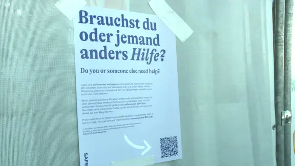 Überall in der Kieler Innenstadt sind Plakate mit QR-Codes. Durch Scannen kann ein Awareness-Team zur Hilfe gerufen werden. | NDR Ein Hilfepapier vom Awareness-Team auf der Kieler Woche.