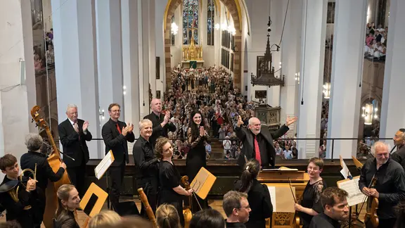 Die Begeisterung für Bach ist in den Konzerten deutlich zu spüren. | Bach Leipzig Ein Musikensemble auf einer Kirchenempore lässt sich feiern.
