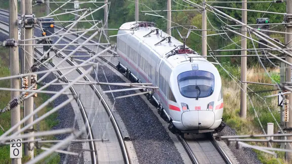 Ein ICE der Deutschen Bahn fährt durch den Landkreis Hildesheim auf der Strecke Göttingen-Hannover-Hamburg. | dpa, Julian Stratenschulte Ein ICE der Deutschen Bahn fährt durch den Landkreis Hildesheim auf der Strecke Göttingen-Hannover-Hamburg.