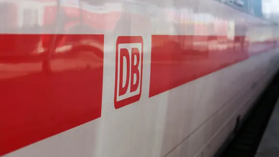 Ein IC der Deutschen Bahn in der Nahaufnahme: "DB" steht darauf. | NDR, Pavel Stoyan Ein IC der Deutschen Bahn in der Nahaufnahme: "DB" steht darauf.
