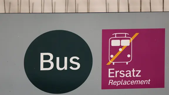 Bis zum 14. Juni fallen zwischen Kiel und Plön Bahnverbindungen der Linien RE83 und RB84 aus. | NDR, Pavel Stoyan Eine Hinweisschild für den Bus- und Schienenersatzverkehr hängt an einem Bahnhof.